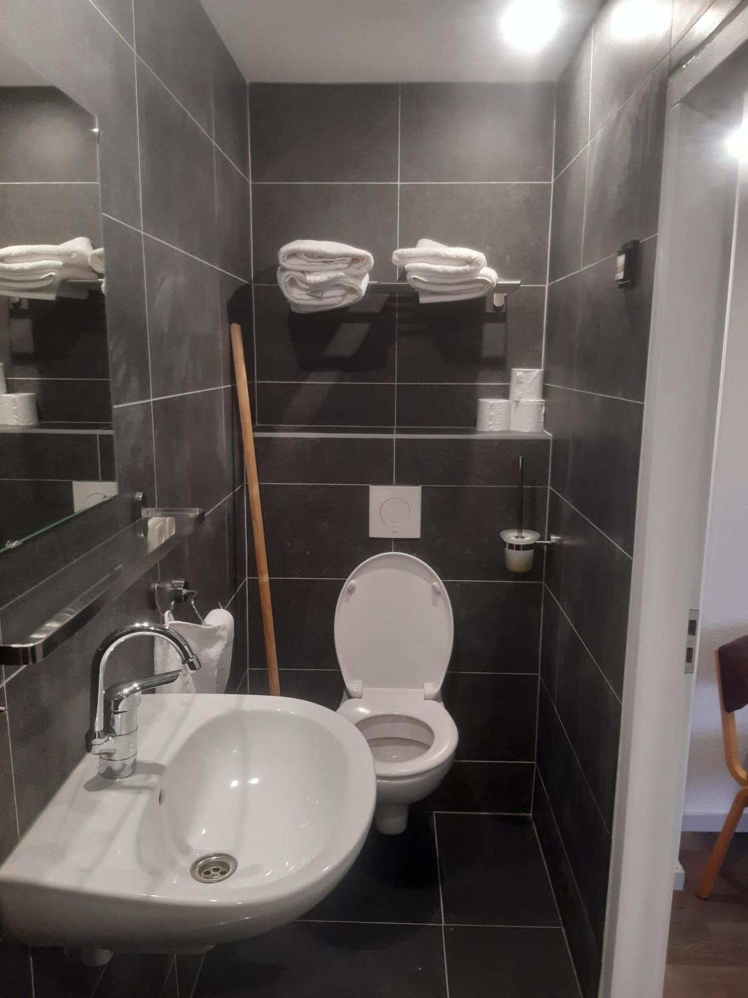 Pension Het Hoefijzer Buren  Bagian luar foto